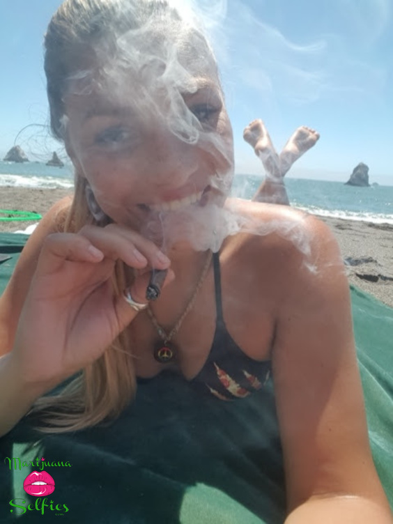 Miss Hangover Selfie No. 3198 - Marijuana Selfies