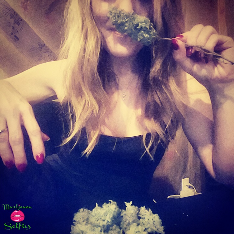 Jenna ðŸ’‹ Selfie No. 4057 - Marijuana Selfies
