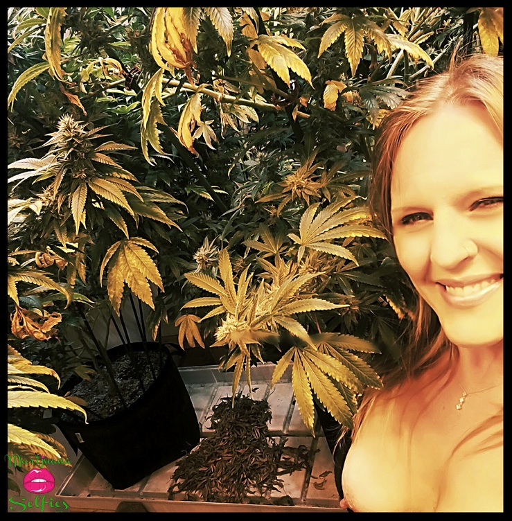 Jenna ðŸ’‹ Selfie No. 4509 - Marijuana Selfies