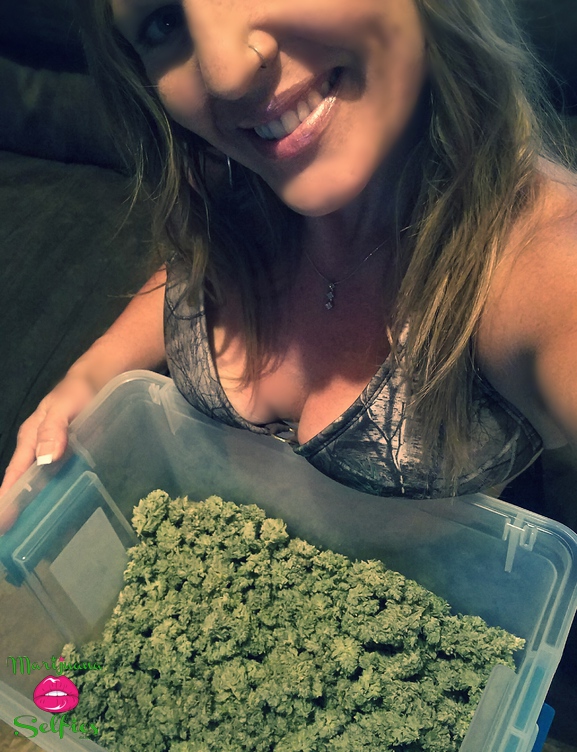 Jenna ðŸ’‹ Selfie No. 4668 - Marijuana Selfies