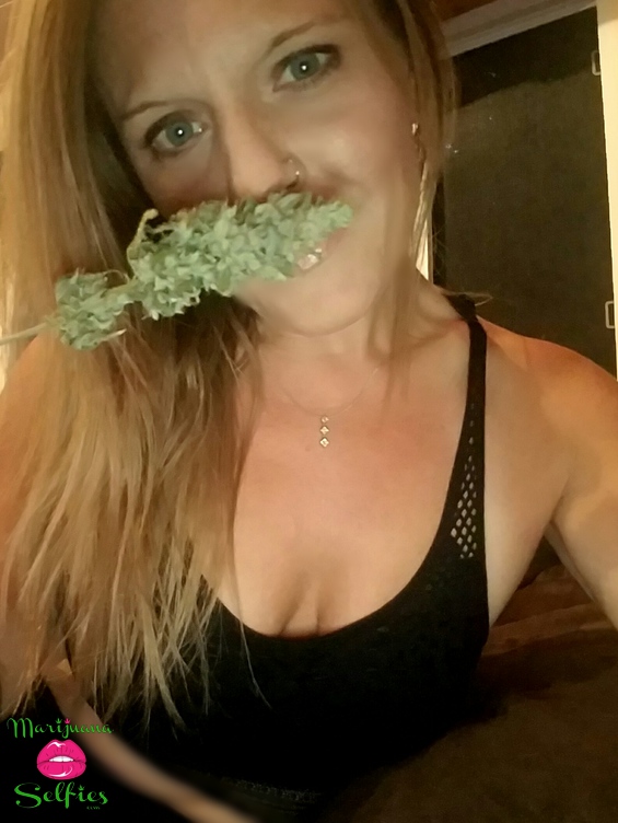 Jenna ðŸ’‹ Selfie No. 4740 - Marijuana Selfies