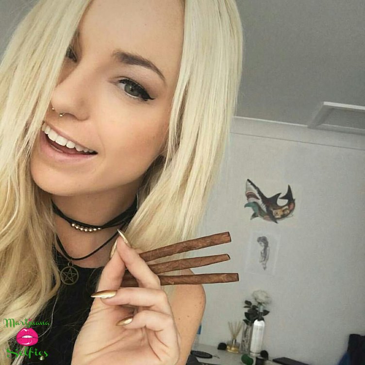 Barbie Dahl Selfie No. 4913 - Marijuana Selfies