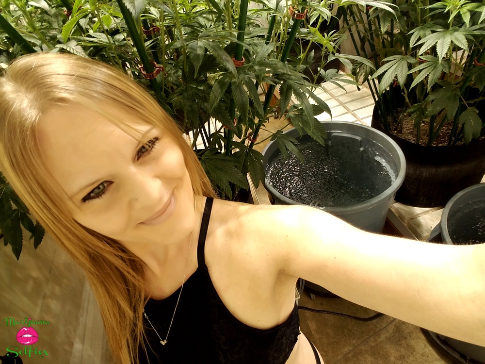 Jenna ðŸ’‹ Selfie No. 5459 - Marijuana Selfies