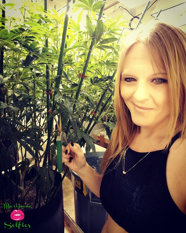 Jenna ðŸ’‹ Selfie No. 5460 - Marijuana Selfies