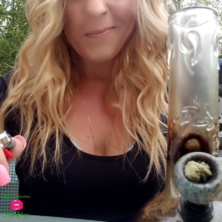 Jenna ðŸ’‹ Selfie No. 5609 - Marijuana Selfies
