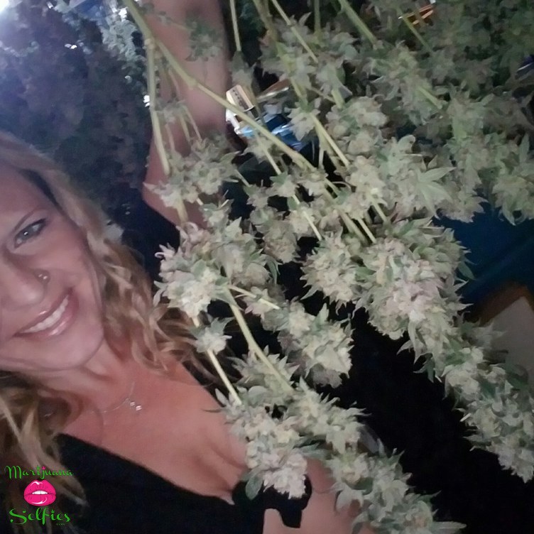 Jenna ðŸ’‹ Selfie No. 5885 - Marijuana Selfies