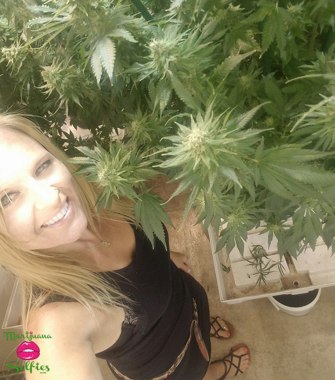 Jenna ðŸ’‹ Selfie No. 5942 - Marijuana Selfies