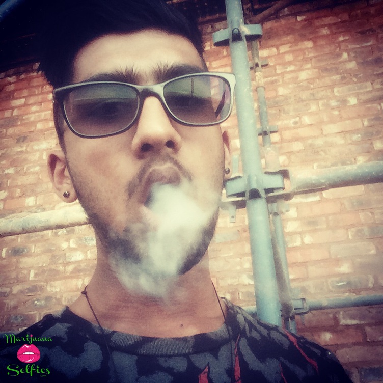 Maliq Cyber Selfie No. 812 - Marijuana Selfies