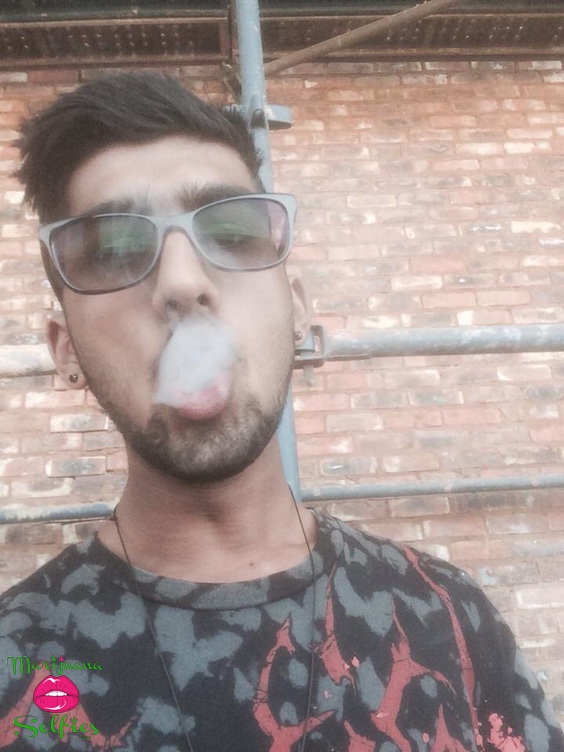 Maliq Cyber Selfie No. 819 - Marijuana Selfies